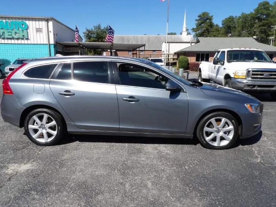 2017 Volvo V60 T5 Premier photo 1