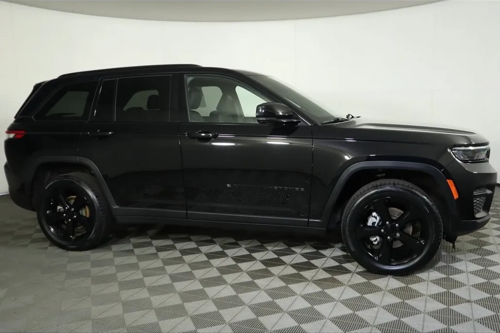 2023 Jeep Grand Cherokee Altitude photo 1
