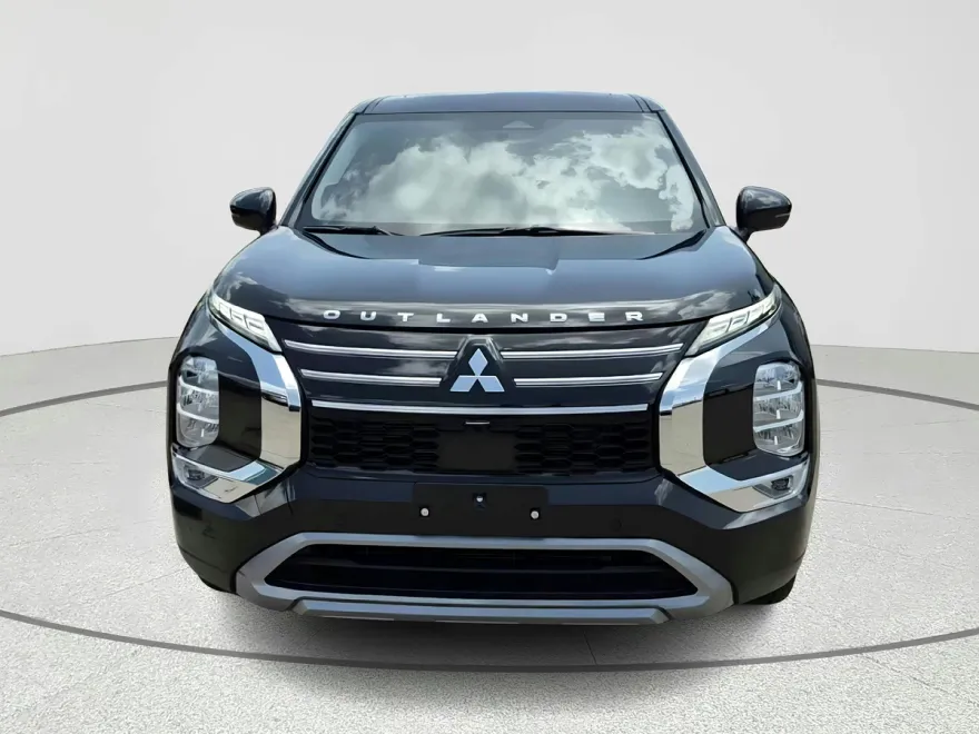 2025 Mitsubishi Outlander SE photo 1