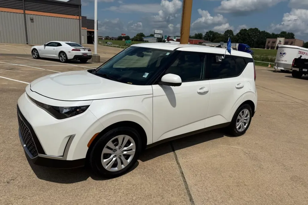 2023 Kia Soul LX photo 1