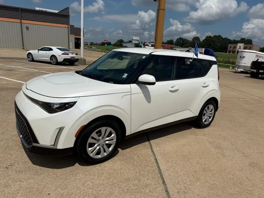 2023 Kia Soul LX photo 1