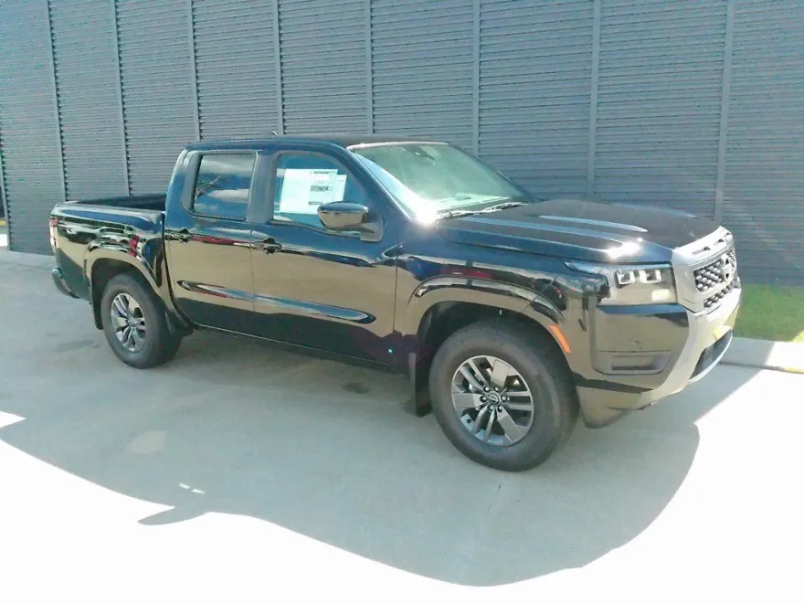 2026 Nissan Frontier Crew Cab SV photo 1