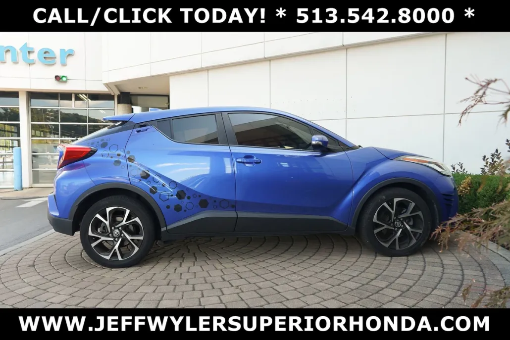 2020 Toyota C-HR XLE photo 1