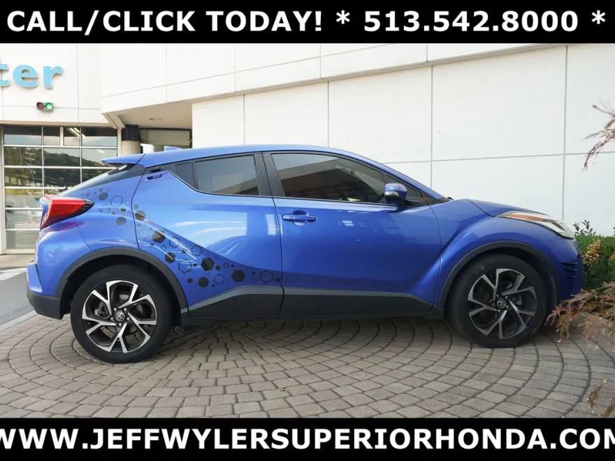 2020 Toyota C-HR XLE photo 1