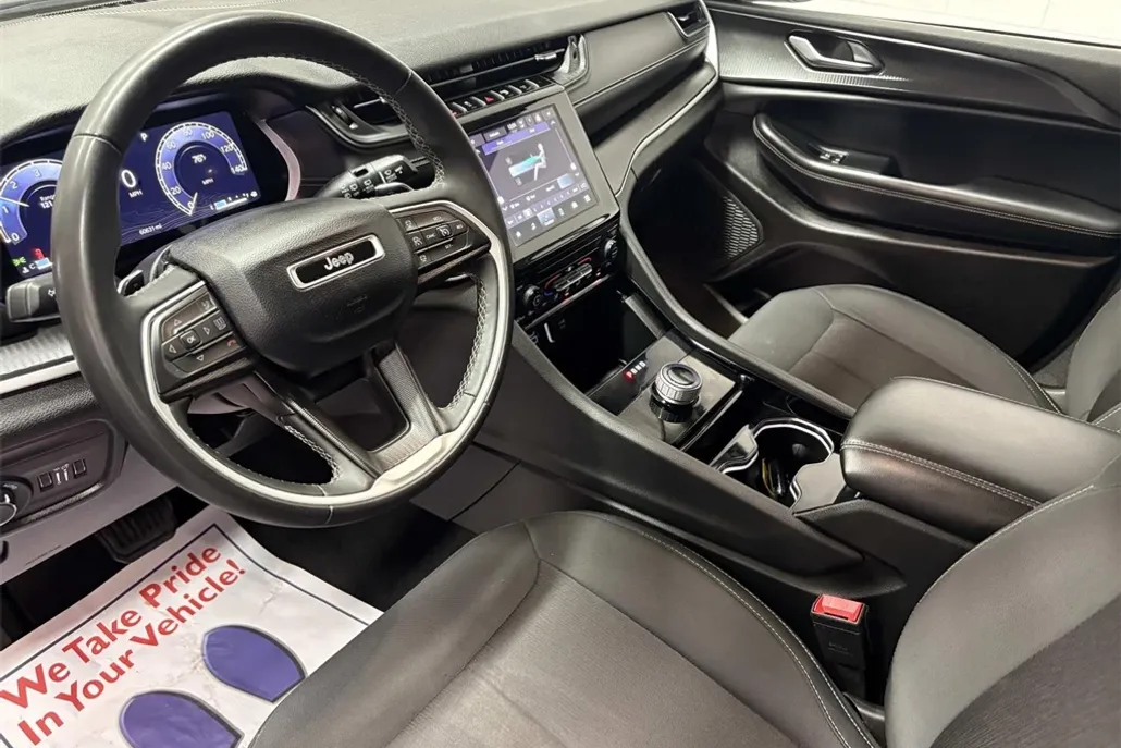 2023 Jeep Grand Cherokee Laredo photo 1