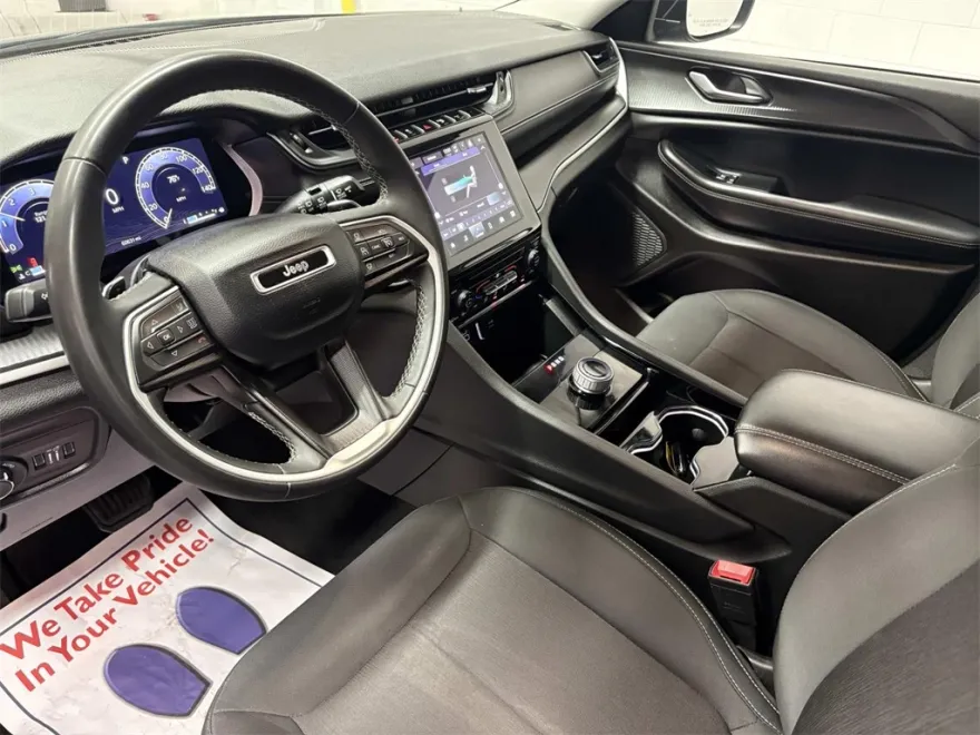2023 Jeep Grand Cherokee Laredo photo 1