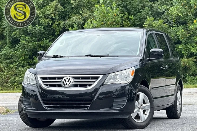 2010 Volkswagen Routan SE photo 1