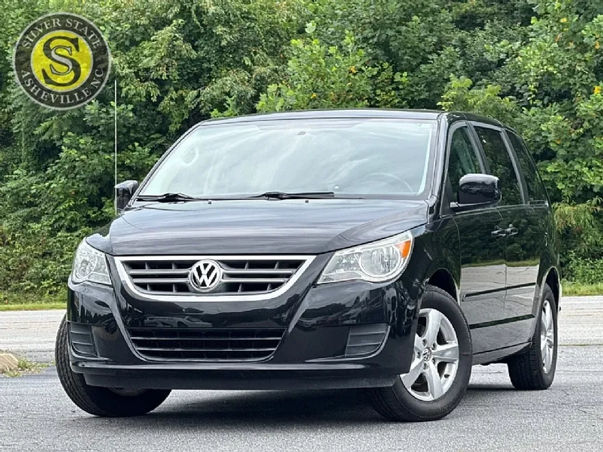 2010 Volkswagen Routan SE photo 1
