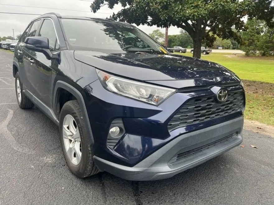2020 Toyota RAV4 XLE photo 1