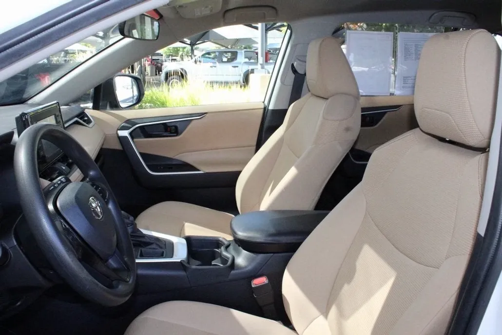 2021 Toyota RAV4 LE photo 1