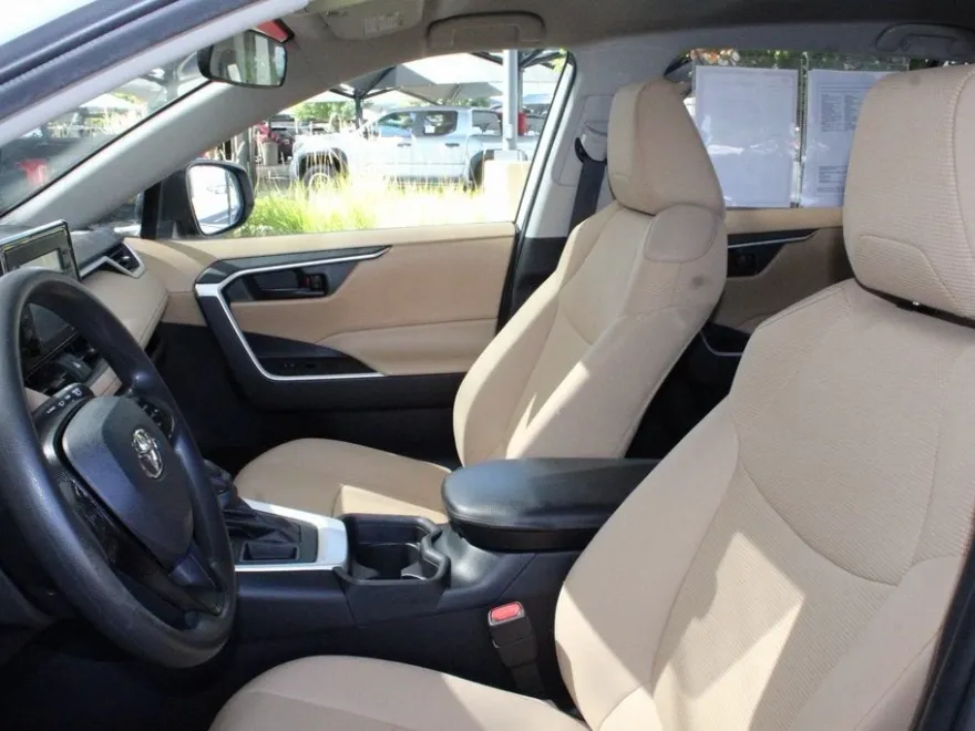 2021 Toyota RAV4 LE photo 1