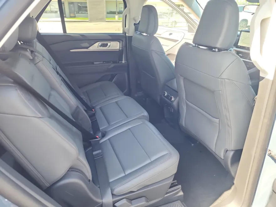 2025 Ford Explorer photo 1