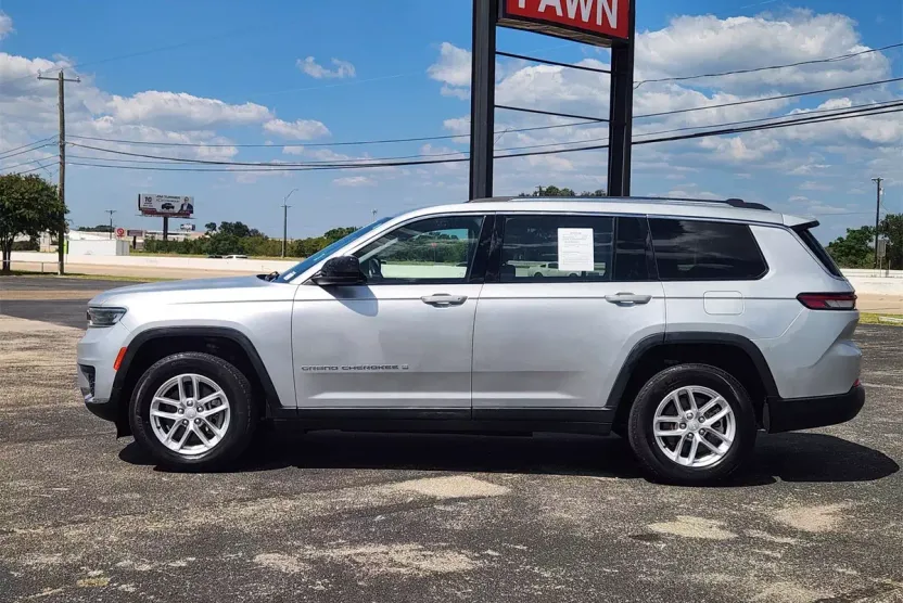 2022 Jeep Grand Cherokee Laredo photo 1