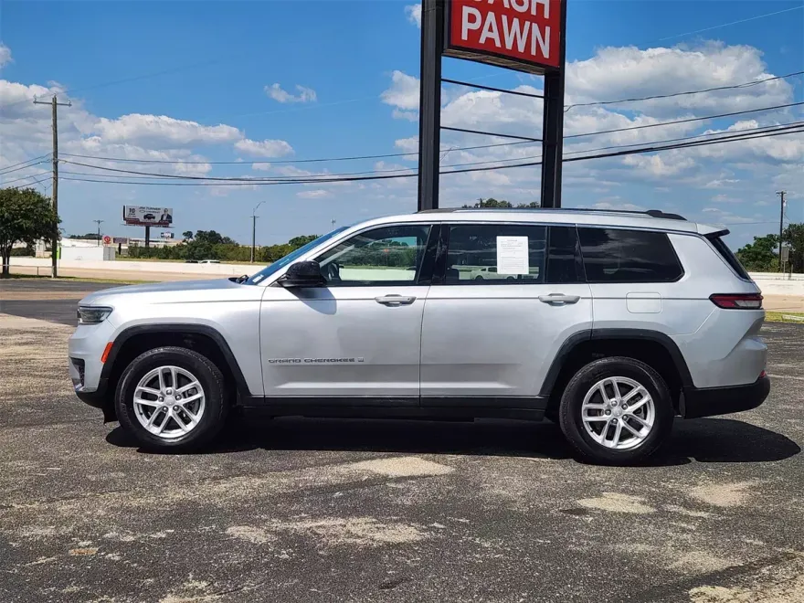 2022 Jeep Grand Cherokee Laredo photo 1