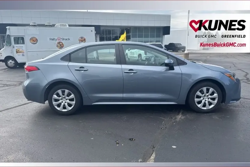 2021 Toyota Corolla LE photo 1