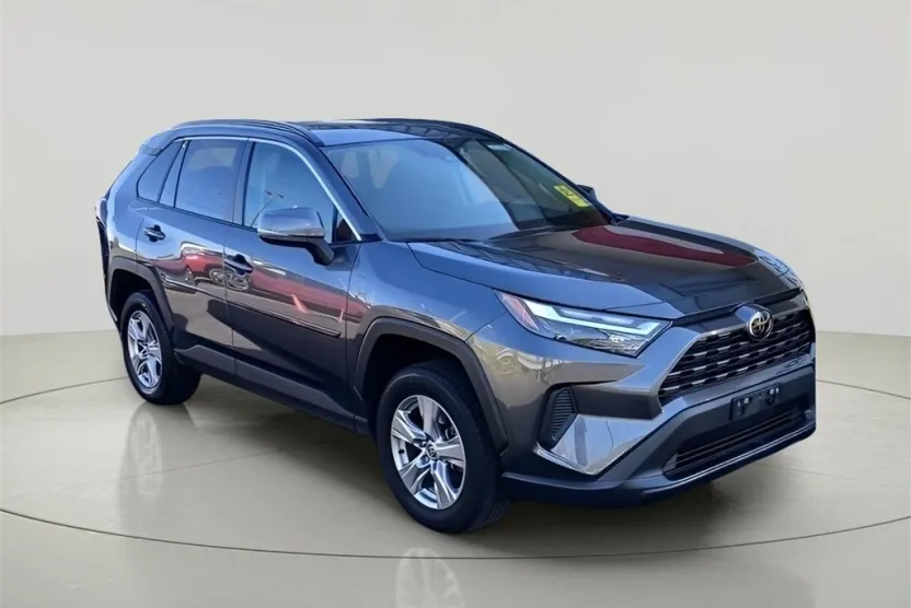 2022 Toyota RAV4 XLE photo 1