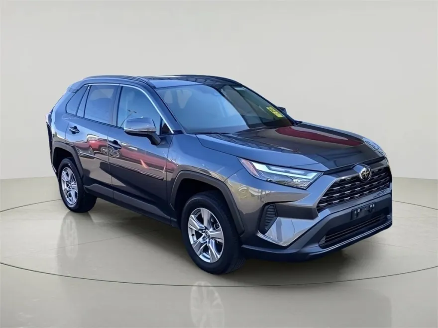 2022 Toyota RAV4 XLE photo 1