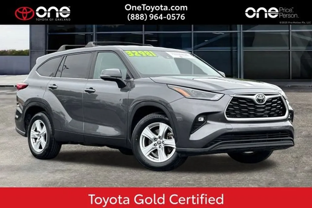2023 Toyota Highlander LE photo 1