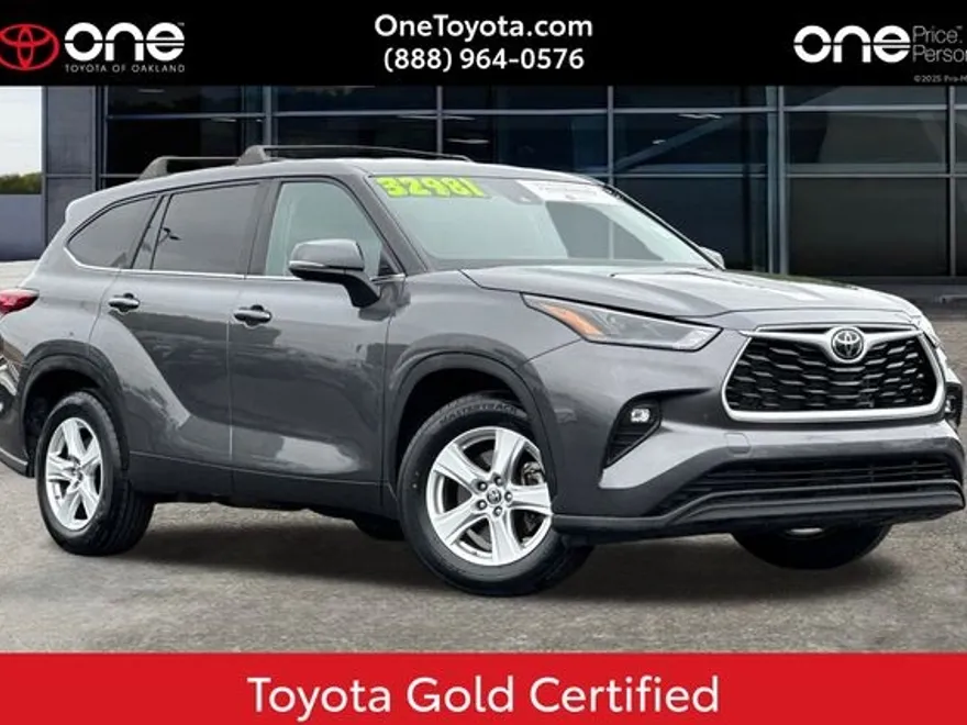 2023 Toyota Highlander LE photo 1