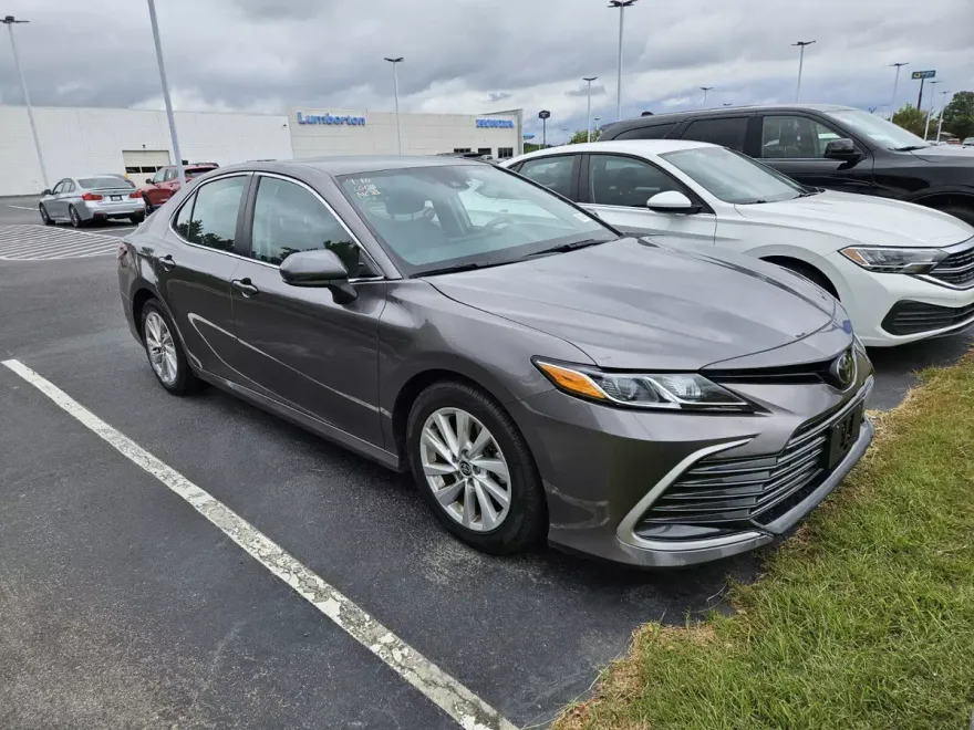 2023 Toyota Camry LE photo 1