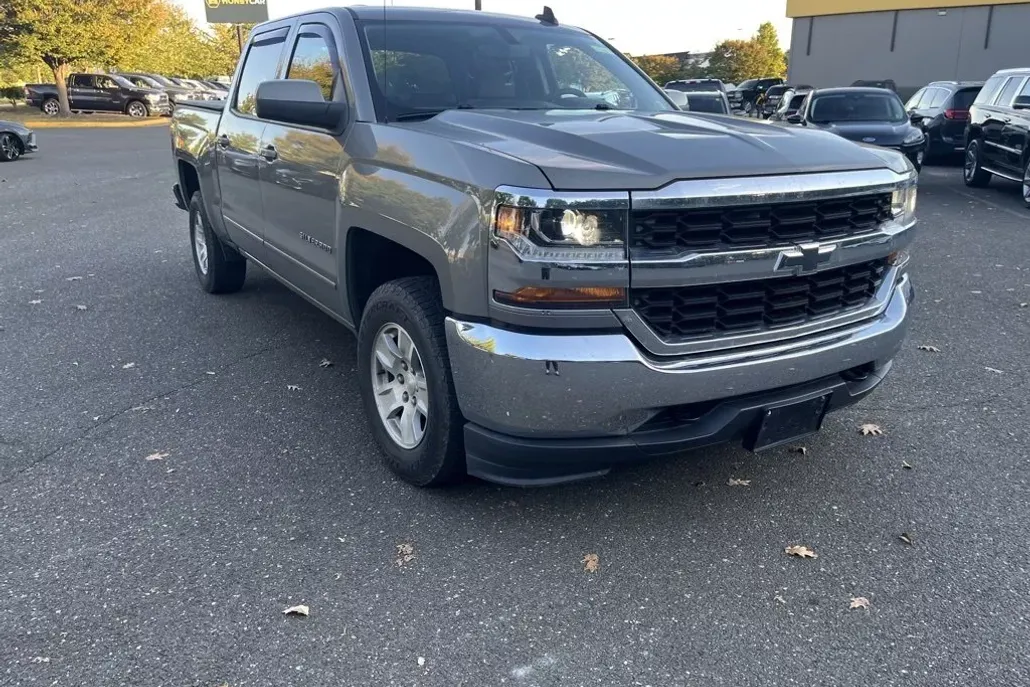 2017 Chevrolet Silverado LT photo 1