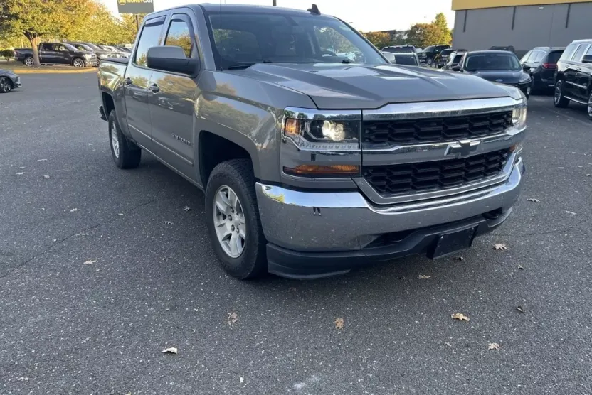 2017 Chevrolet Silverado LT photo 1