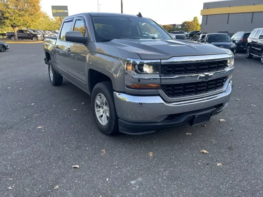 2017 Chevrolet Silverado LT photo 1