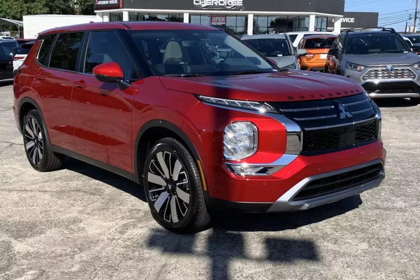 2025 Mitsubishi Outlander SE photo 1