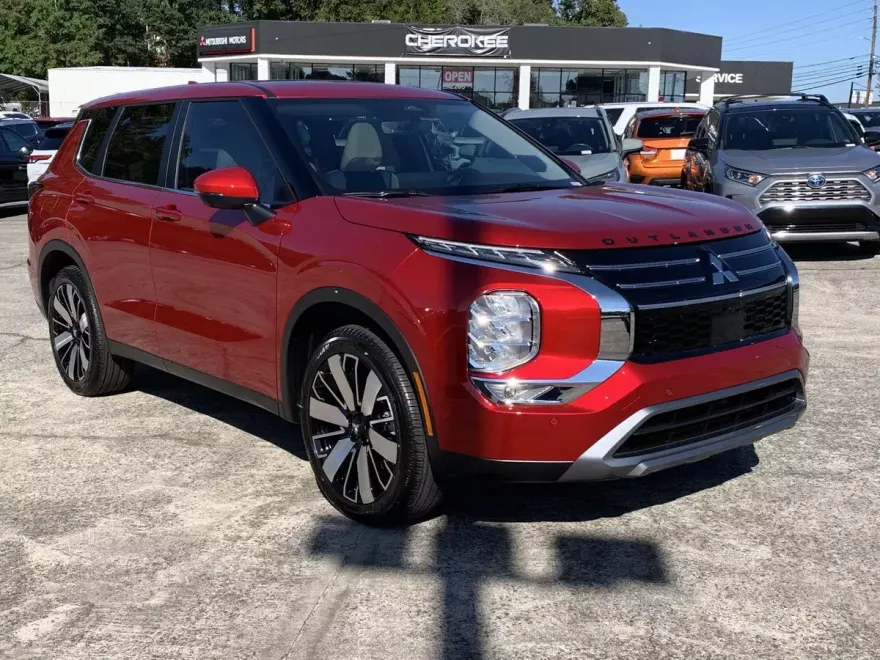 2025 Mitsubishi Outlander SE photo 1