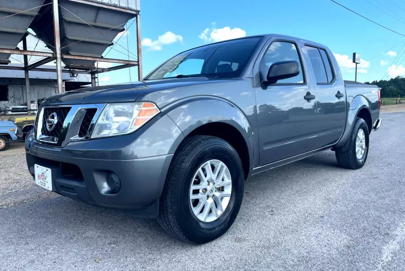 2019 Nissan Frontier SV Crew Cab photo 1