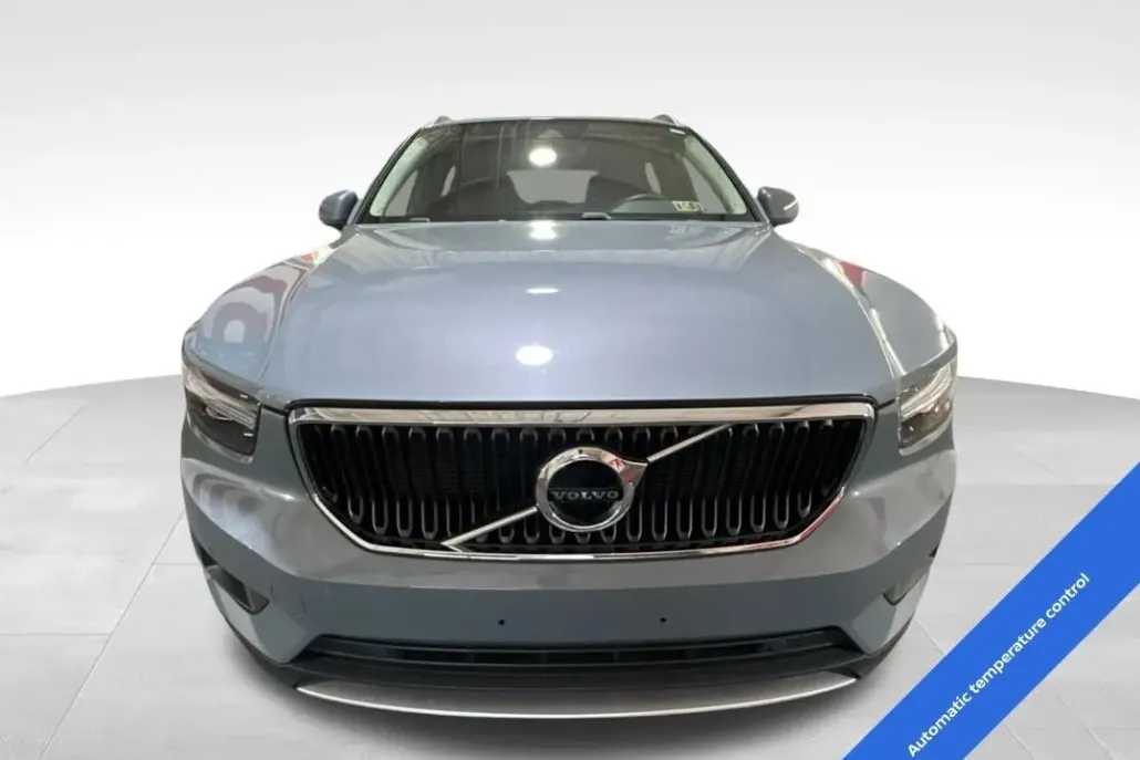 2022 Volvo XC40 Momentum photo 1