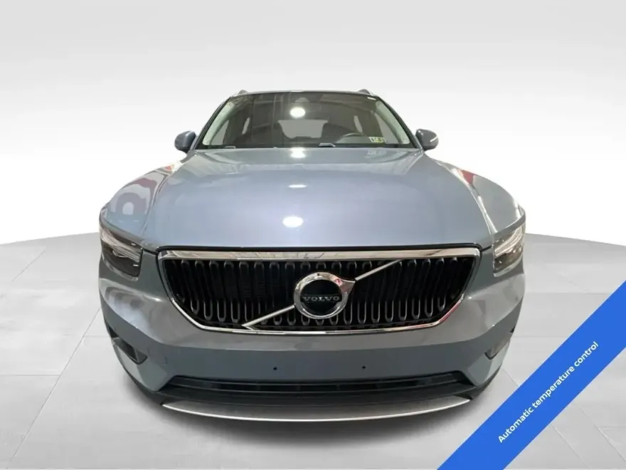 2022 Volvo XC40 Momentum photo 1