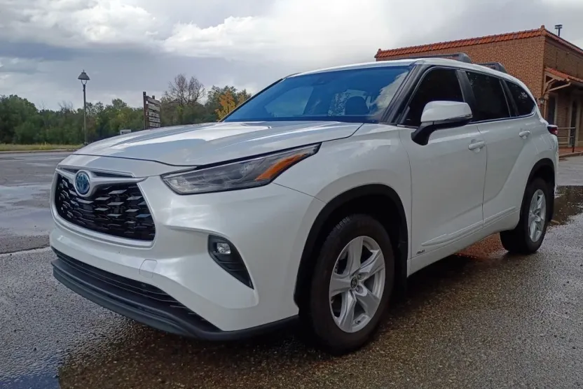 2023 Toyota Highlander Hybrid LE photo 1