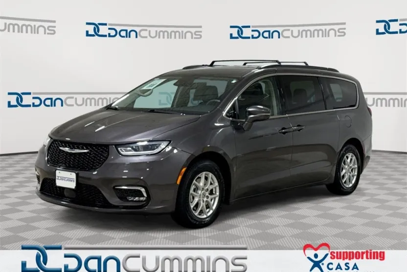 2022 Chrysler Pacifica Touring L photo 1