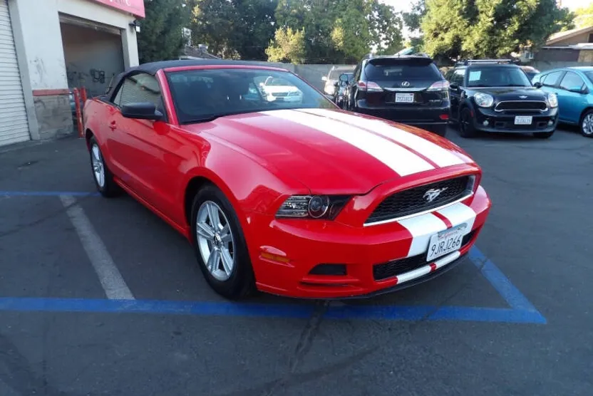 2014 Ford Mustang V6 Convertible photo 1