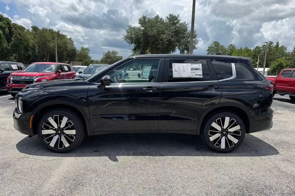 2025 Mitsubishi Outlander SE photo 1
