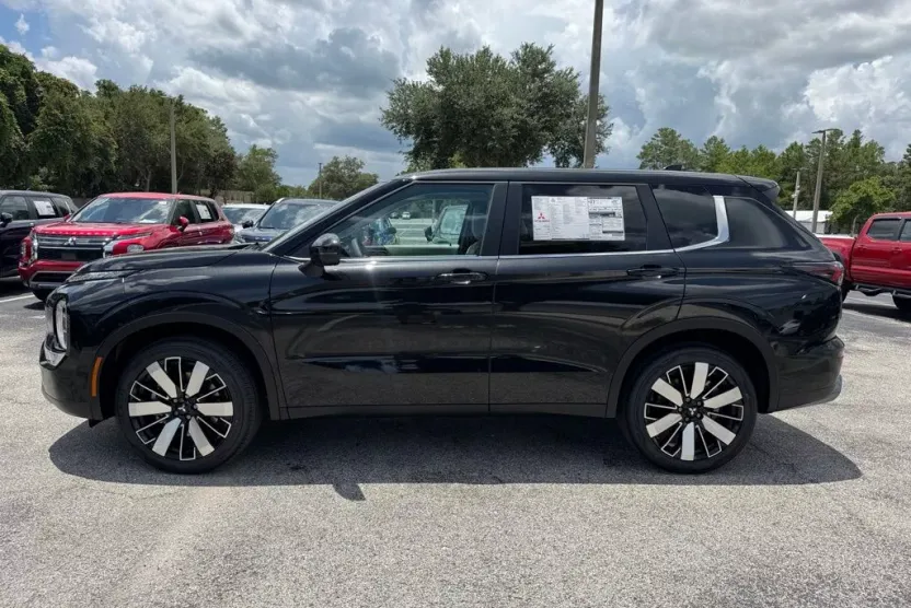 2025 Mitsubishi Outlander SE photo 1