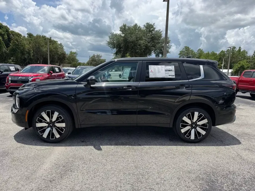 2025 Mitsubishi Outlander SE photo 1