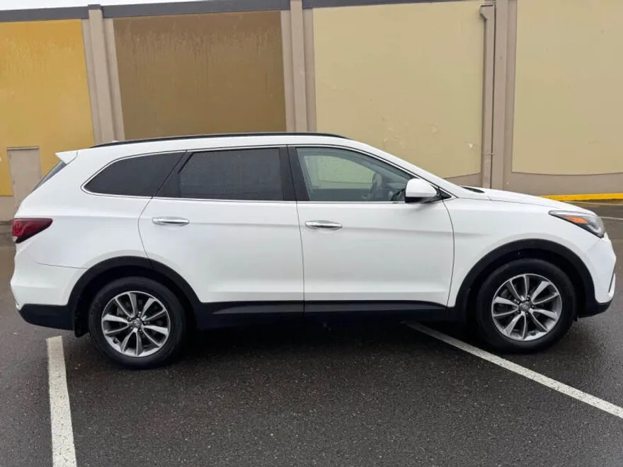 2017 Hyundai Santa Fe SE photo 1