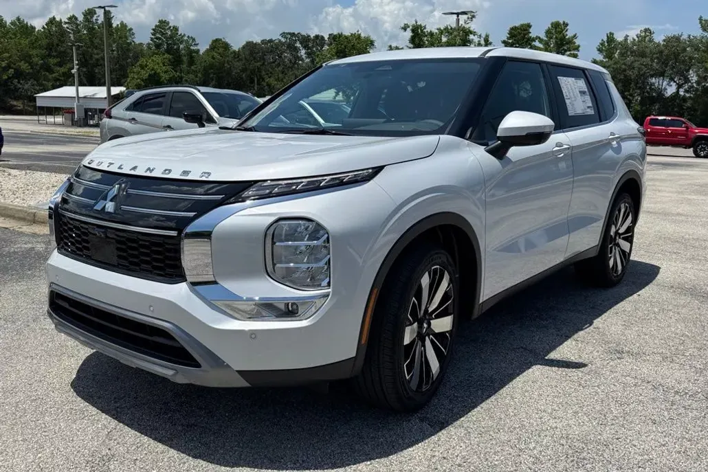 2025 Mitsubishi Outlander SE photo 1
