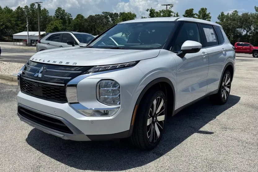 2025 Mitsubishi Outlander SE photo 1