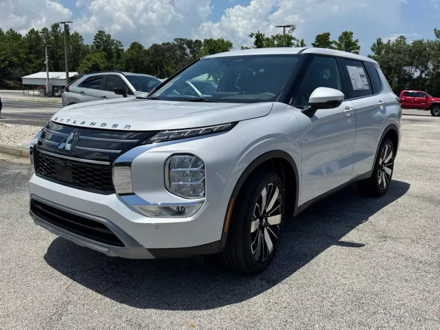2025 Mitsubishi Outlander SE photo 1