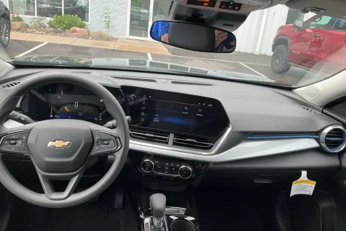 2025 Chevrolet Trax LT photo 1