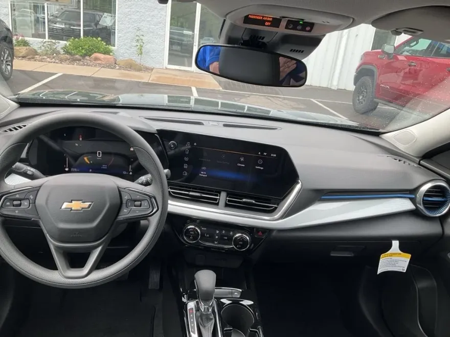 2025 Chevrolet Trax LT photo 1