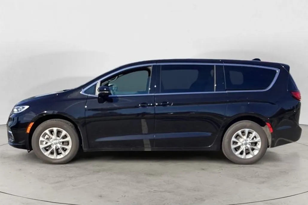 2025 Chrysler Pacifica photo 1