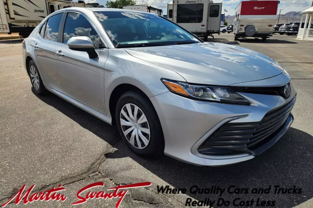 2023 Toyota Camry Hybrid LE photo 1