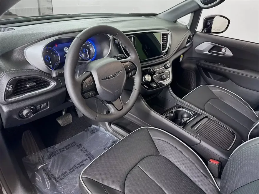 2026 Chrysler Pacifica Limited photo 1