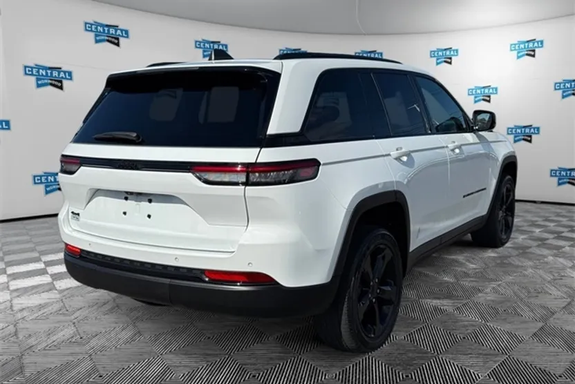 2023 Jeep Grand Cherokee Laredo Altitude photo 1