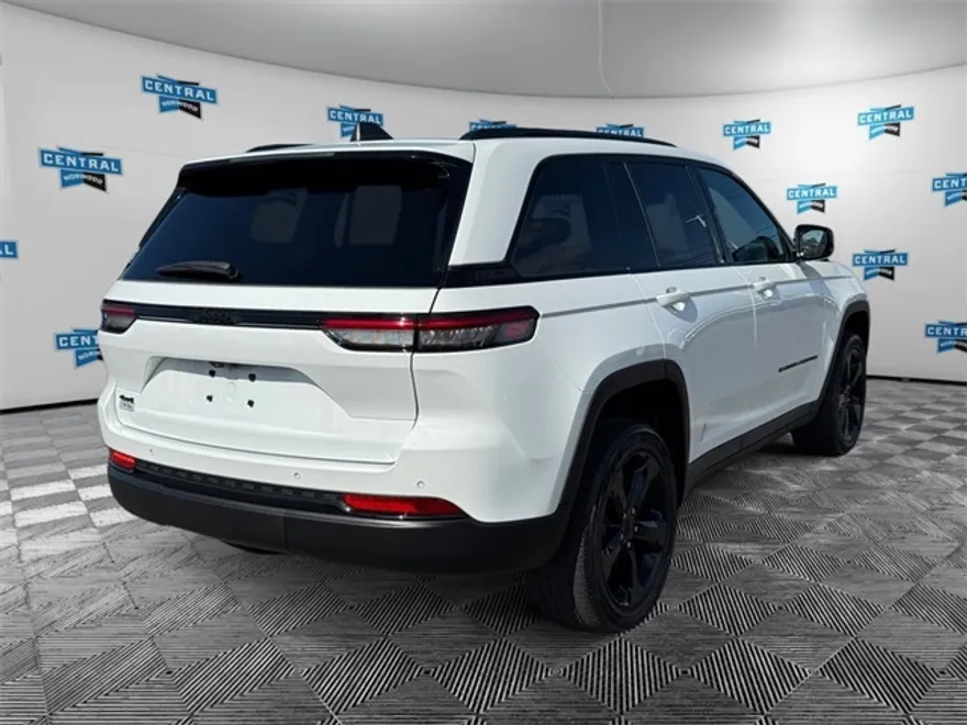 2023 Jeep Grand Cherokee Laredo Altitude photo 1