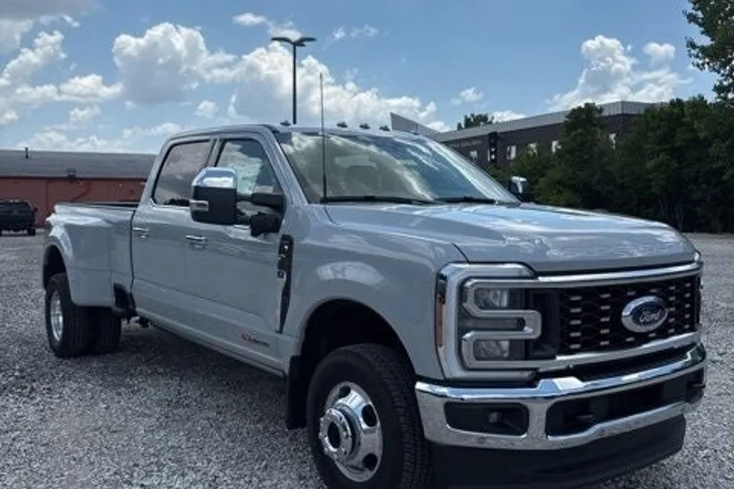 2025 Ford F-350 Lariat photo 1